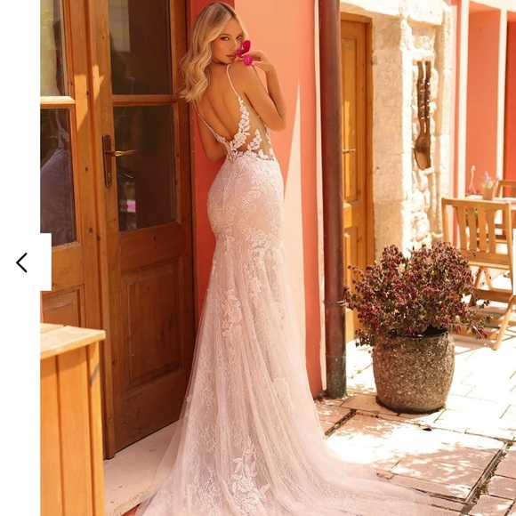 Elegant Lace Wedding Dress in Cream - Picture 2 of 2